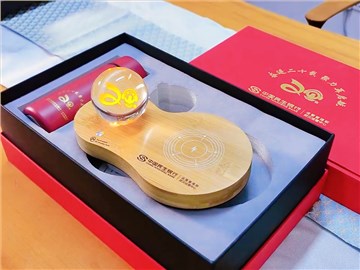 民生銀行定制周年紀念禮品：紅色禮盒，傳承與實用的象征