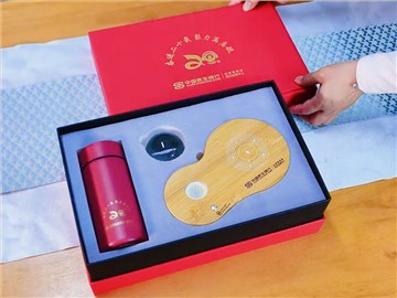 民生銀行定制周年紀念禮品：紅色禮盒，傳承與實用的象征