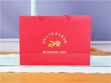 民生銀行定制周年紀念禮品：紅色禮盒，傳承與實用的象征